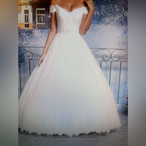 Never worn dress; new , vero good quality of material